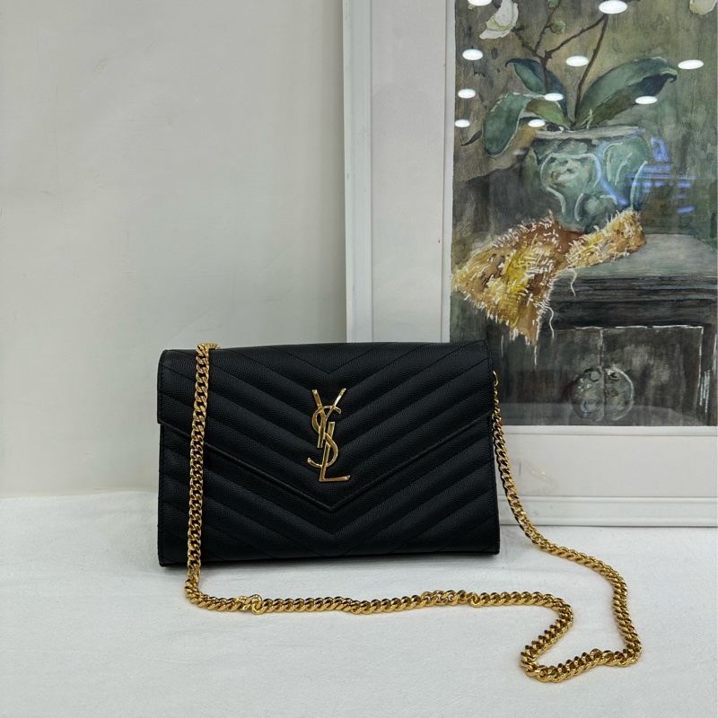 YSL聖羅蘭黑金信封包，經典荔枝紋牛皮，金色鏈條肩帶，單肩斜挎都可以，容量日常夠用-0