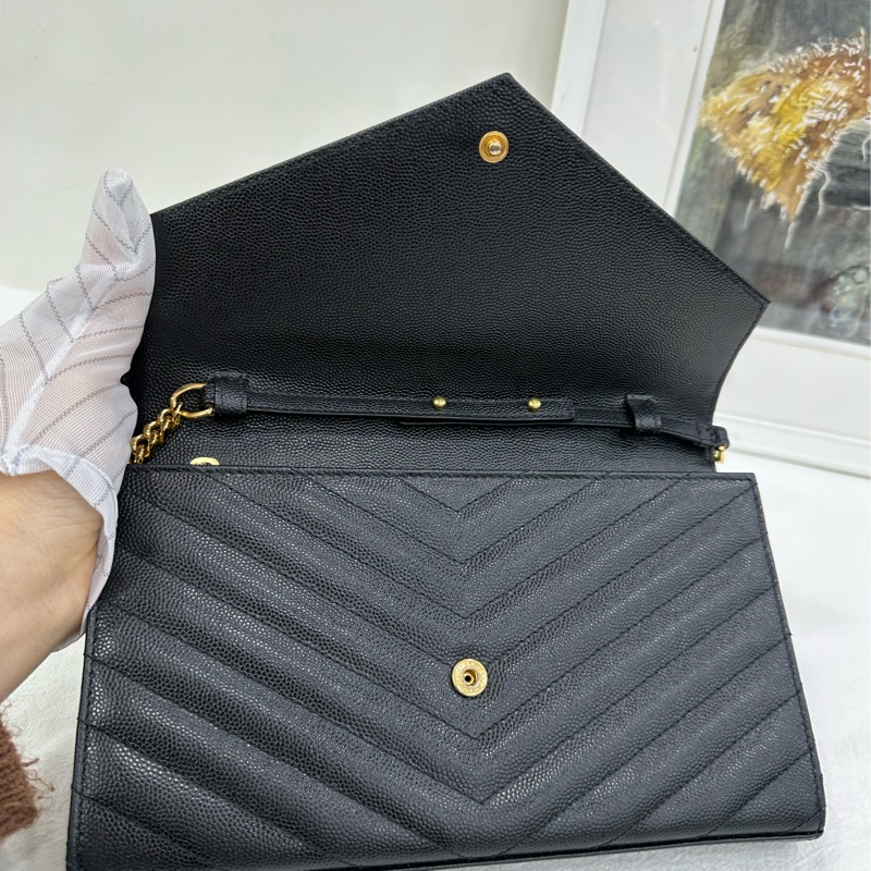 YSL聖羅蘭黑金信封包，經典荔枝紋牛皮，金色鏈條肩帶，單肩斜挎都可以，容量日常夠用-6