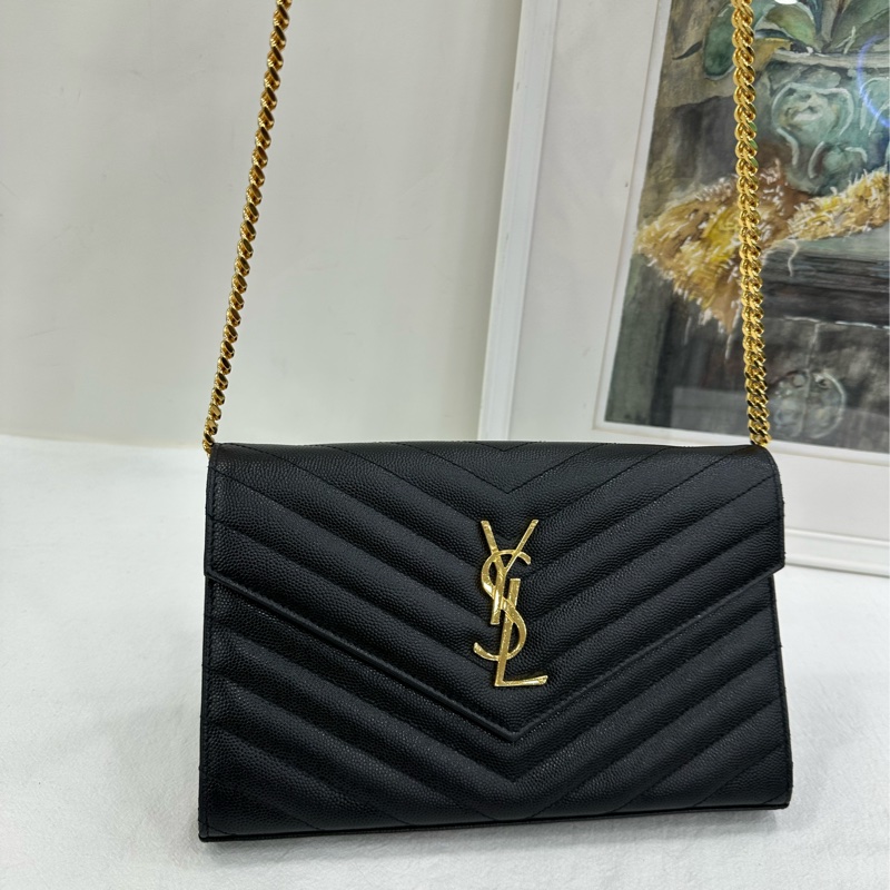 YSL聖羅蘭黑金信封包，經典荔枝紋牛皮，金色鏈條肩帶，單肩斜挎都可以，容量日常夠用-7