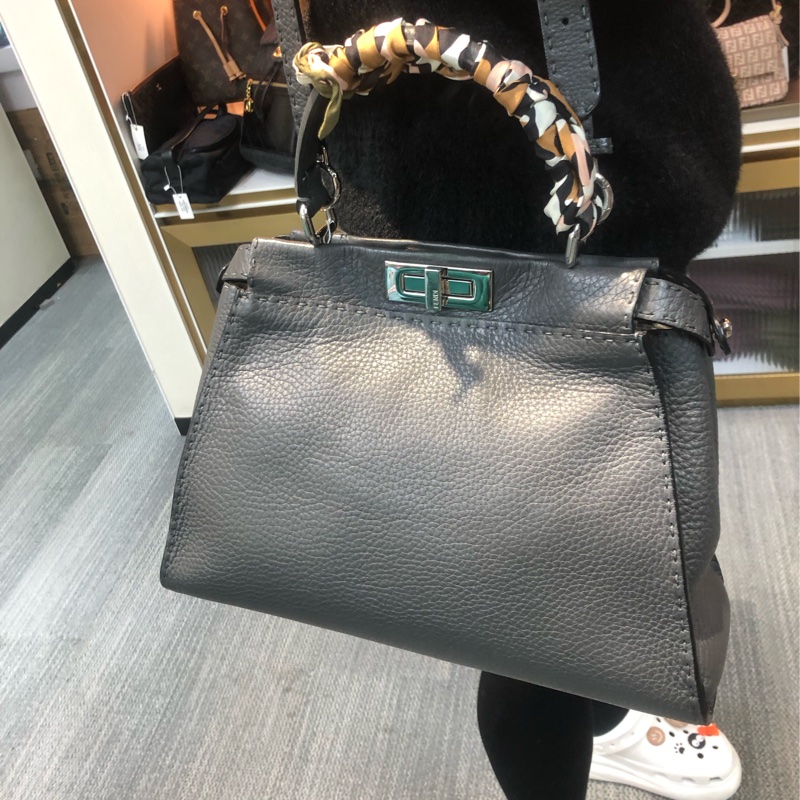 FENDI Peekaboo 灰色中號連絲帶 XC166-12