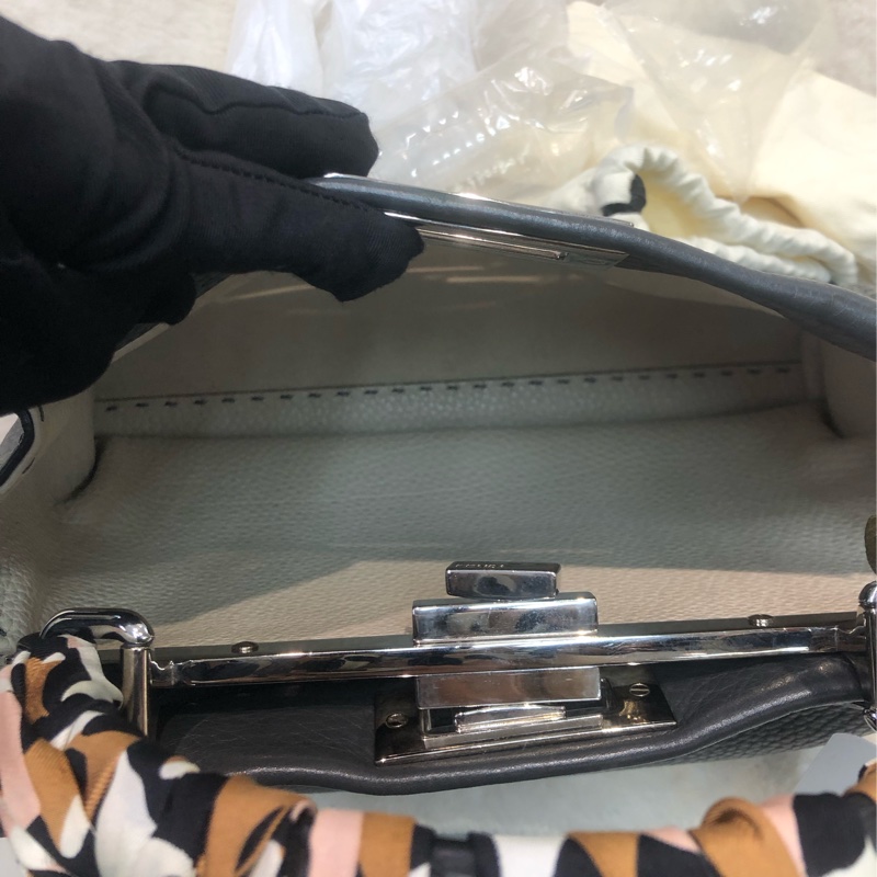 FENDI Peekaboo 灰色中號連絲帶 XC166-22