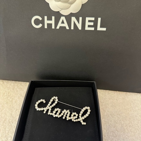 Chanel香奈兒2019珍珠閃鑽胸針，經典logo設計，珍珠配閃鑽組合，質感溫柔到爆！