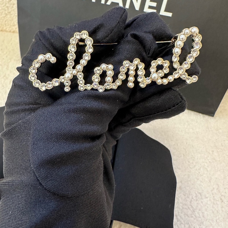 Chanel香奈兒2019珍珠閃鑽胸針，經典logo設計，珍珠配閃鑽組合，質感溫柔到爆！-1