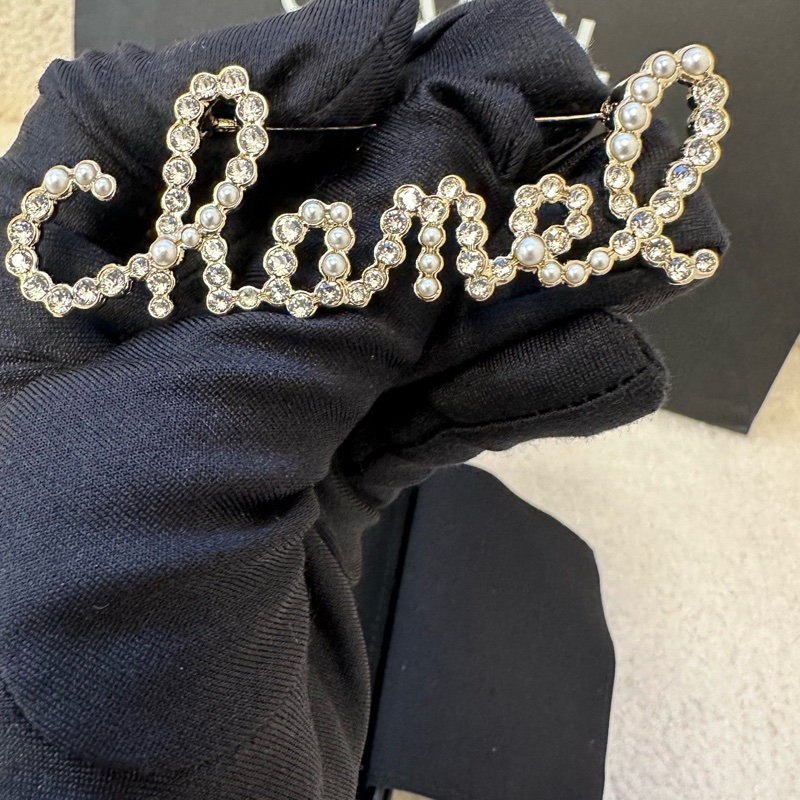 Chanel香奈兒2019珍珠閃鑽胸針，經典logo設計，珍珠配閃鑽組合，質感溫柔到爆！-2