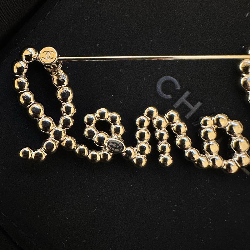 Chanel香奈兒2019珍珠閃鑽胸針，經典logo設計，珍珠配閃鑽組合，質感溫柔到爆！-4