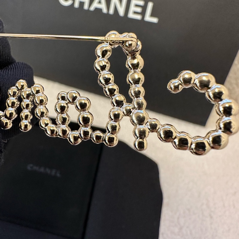 Chanel香奈兒2019珍珠閃鑽胸針，經典logo設計，珍珠配閃鑽組合，質感溫柔到爆！-5