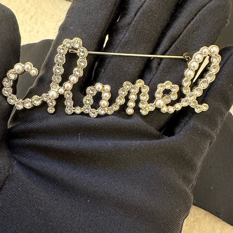 Chanel香奈兒2019珍珠閃鑽胸針，經典logo設計，珍珠配閃鑽組合，質感溫柔到爆！-6