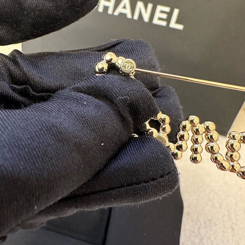 Chanel香奈兒2019珍珠閃鑽胸針，經典logo設計，珍珠配閃鑽組合，質感溫柔到爆！-7