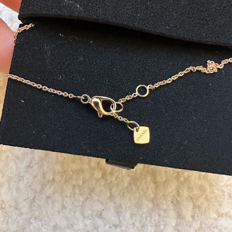 全新未使用 CHANEL Coco 手鏈女款，米金色金屬質感，精緻百搭，2023春夏款18K金，貨號J12303-4