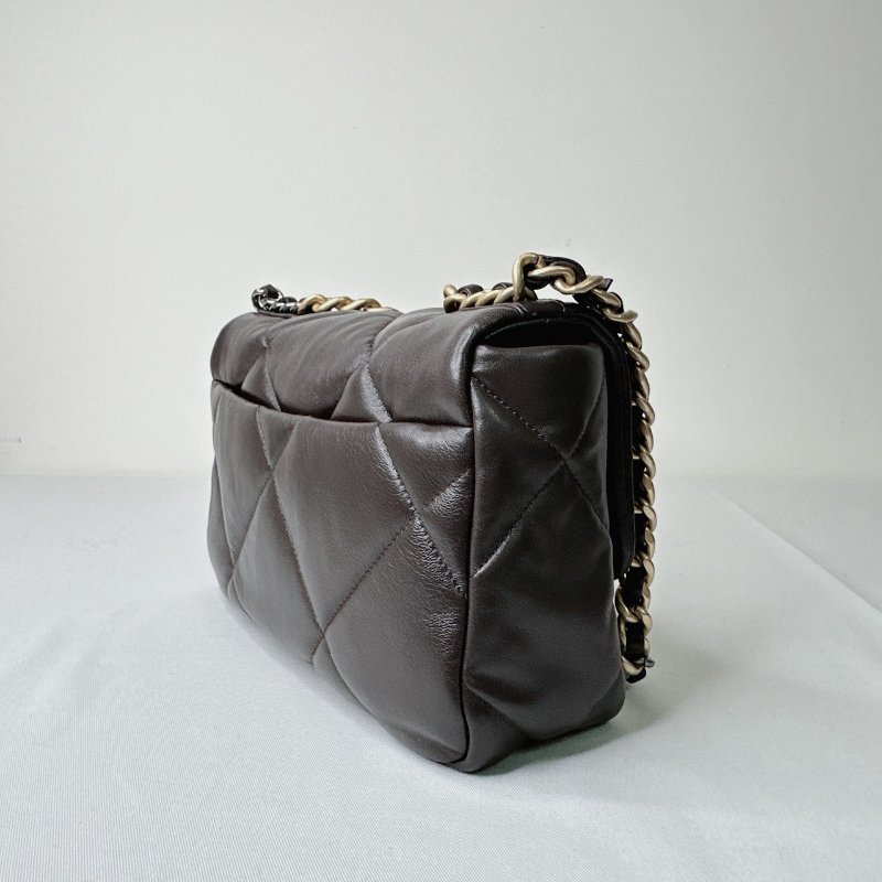 CHANEL 巧克力色19鏈帶包-5