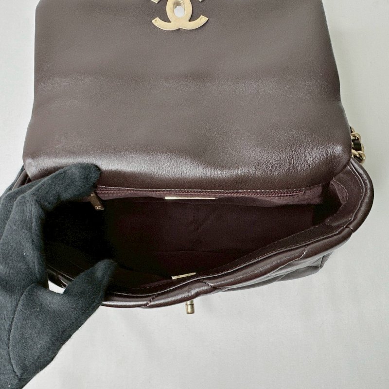 CHANEL 巧克力色19鏈帶包-8