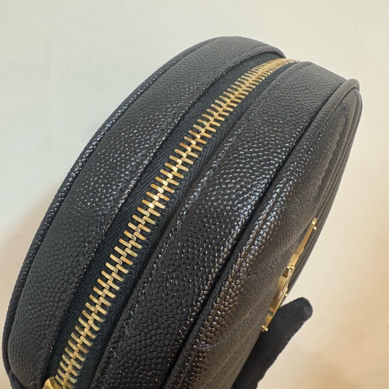 ysl 黑金魚子醬圓餅斜背包-2