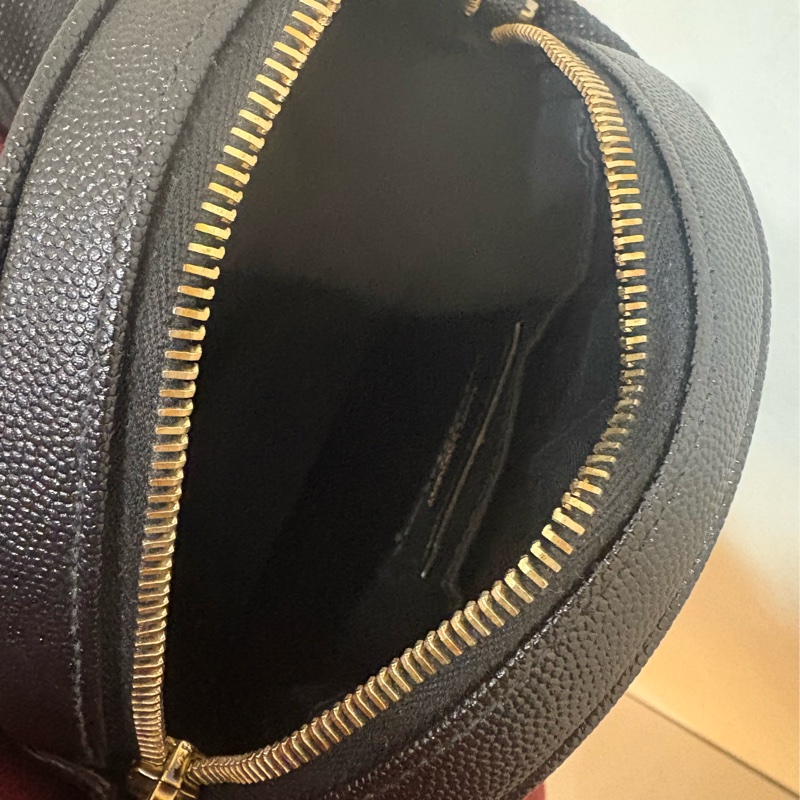 ysl 黑金魚子醬圓餅斜背包-6