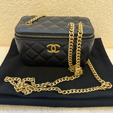 CHANEL黑金長盒子化妝包，小號，附防塵袋+芯片。真皮材質，經典黑金菱格紋，金