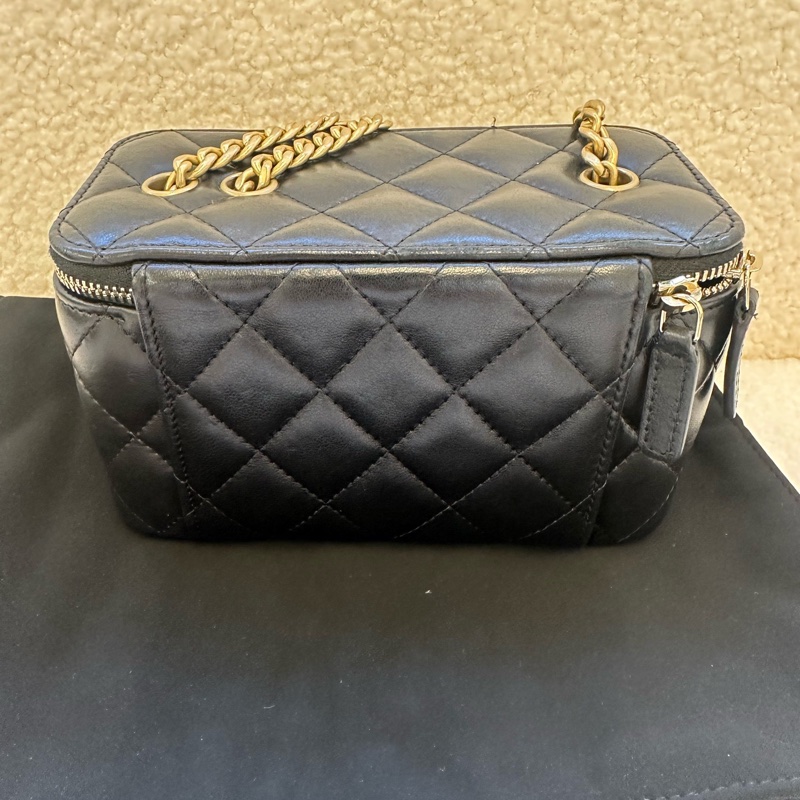 CHANEL黑金長盒子化妝包,小號,附防塵袋+芯片。真皮材質,經典黑金菱格紋,金-1