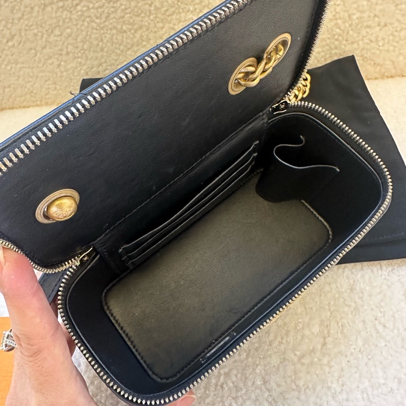 CHANEL黑金長盒子化妝包,小號,附防塵袋+芯片。真皮材質,經典黑金菱格紋,金-7