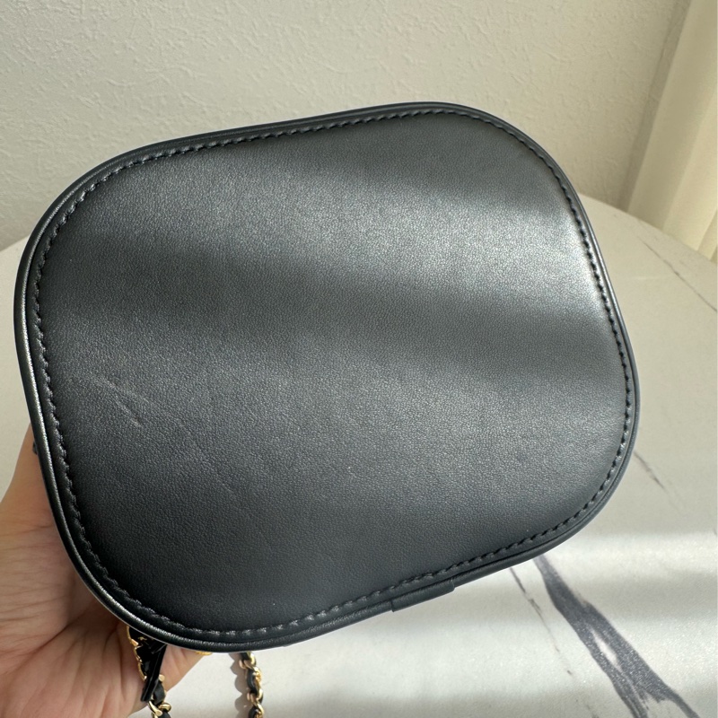 chanel黑皮革大雙C直立手提兩用化妝包-4