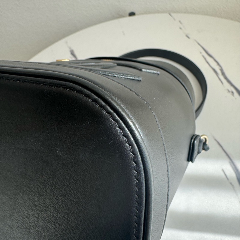 chanel黑皮革大雙C直立手提兩用化妝包-6