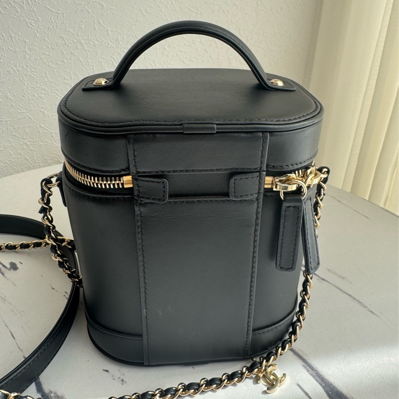 chanel黑皮革大雙C直立手提兩用化妝包-9