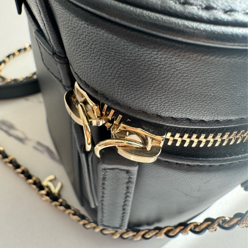chanel黑皮革大雙C直立手提兩用化妝包-15