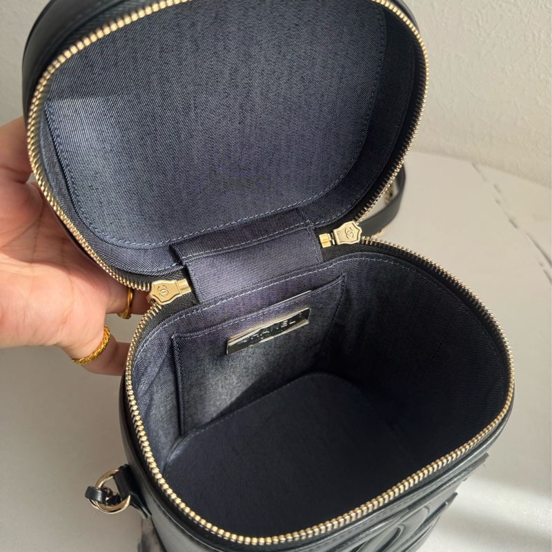 chanel黑皮革大雙C直立手提兩用化妝包-16