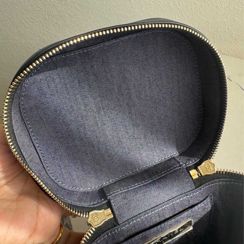 chanel黑皮革大雙C直立手提兩用化妝包-17