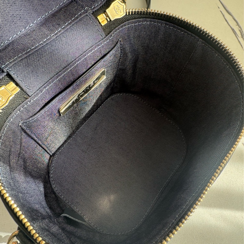 chanel黑皮革大雙C直立手提兩用化妝包-18