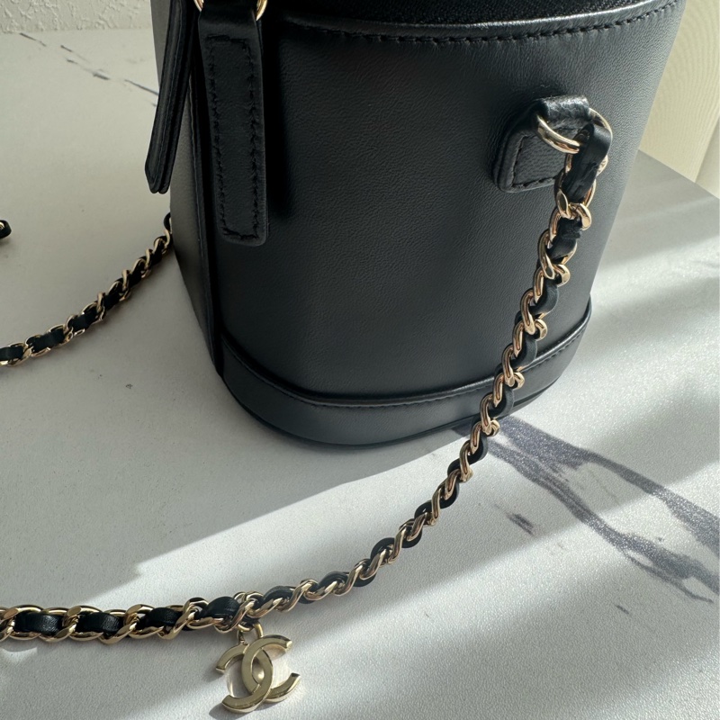 chanel黑皮革大雙C直立手提兩用化妝包-23