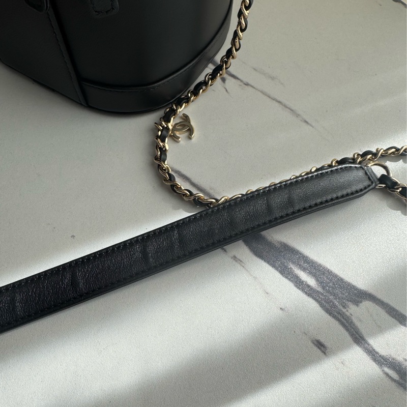 chanel黑皮革大雙C直立手提兩用化妝包-25