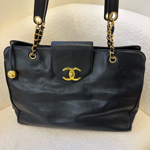 Chanel黑金荔枝紋機場包，經典雙C標誌，金色鏈條設計，容量超大，單肩、手提、斜挎三用自如。黑色牛皮質地柔軟