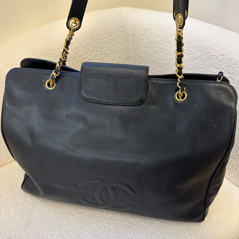 Chanel黑金荔枝紋機場包，經典雙C標誌，金色鏈條設計，容量超大，單肩、手提、斜挎三用自如。黑色牛皮質地柔軟-1
