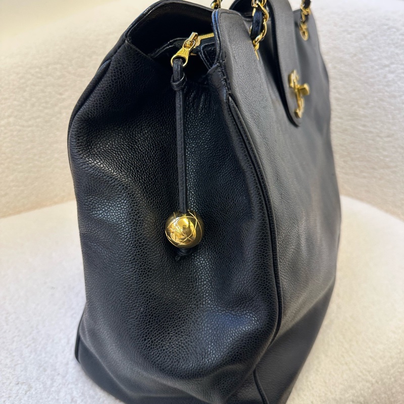 Chanel黑金荔枝紋機場包，經典雙C標誌，金色鏈條設計，容量超大，單肩、手提、斜挎三用自如。黑色牛皮質地柔軟-3