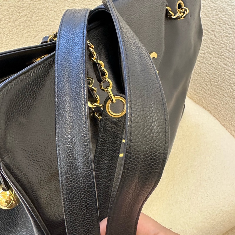 Chanel黑金荔枝紋機場包，經典雙C標誌，金色鏈條設計，容量超大，單肩、手提、斜挎三用自如。黑色牛皮質地柔軟-4