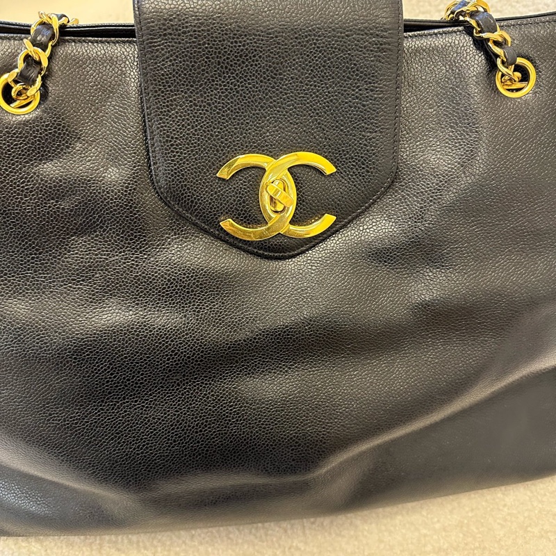 Chanel黑金荔枝紋機場包，經典雙C標誌，金色鏈條設計，容量超大，單肩、手提、斜挎三用自如。黑色牛皮質地柔軟-5