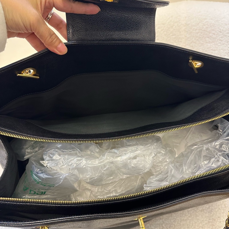 Chanel黑金荔枝紋機場包，經典雙C標誌，金色鏈條設計，容量超大，單肩、手提、斜挎三用自如。黑色牛皮質地柔軟-6