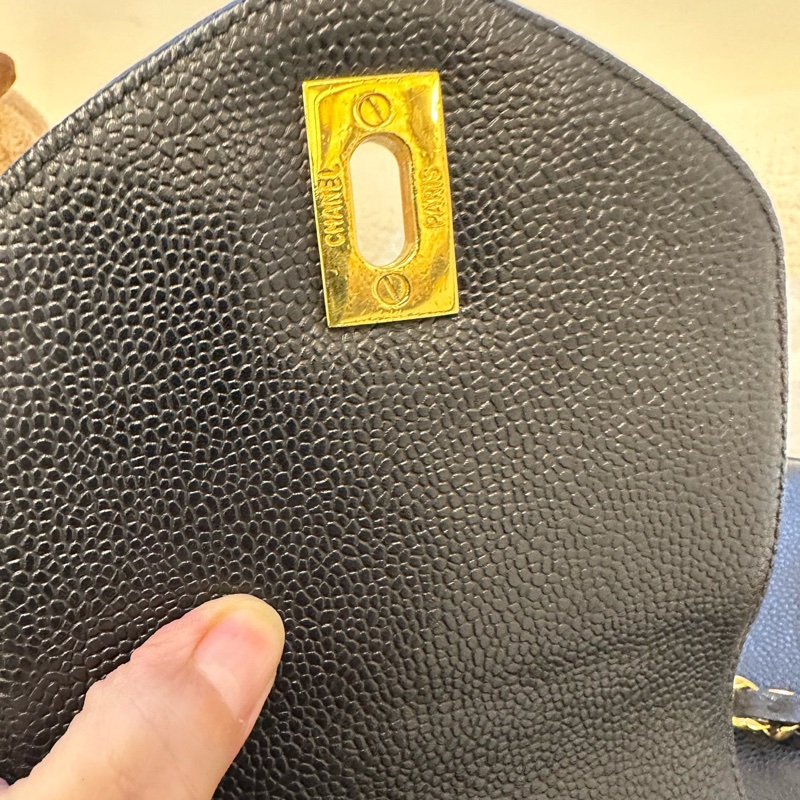 Chanel黑金荔枝紋機場包，經典雙C標誌，金色鏈條設計，容量超大，單肩、手提、斜挎三用自如。黑色牛皮質地柔軟-7