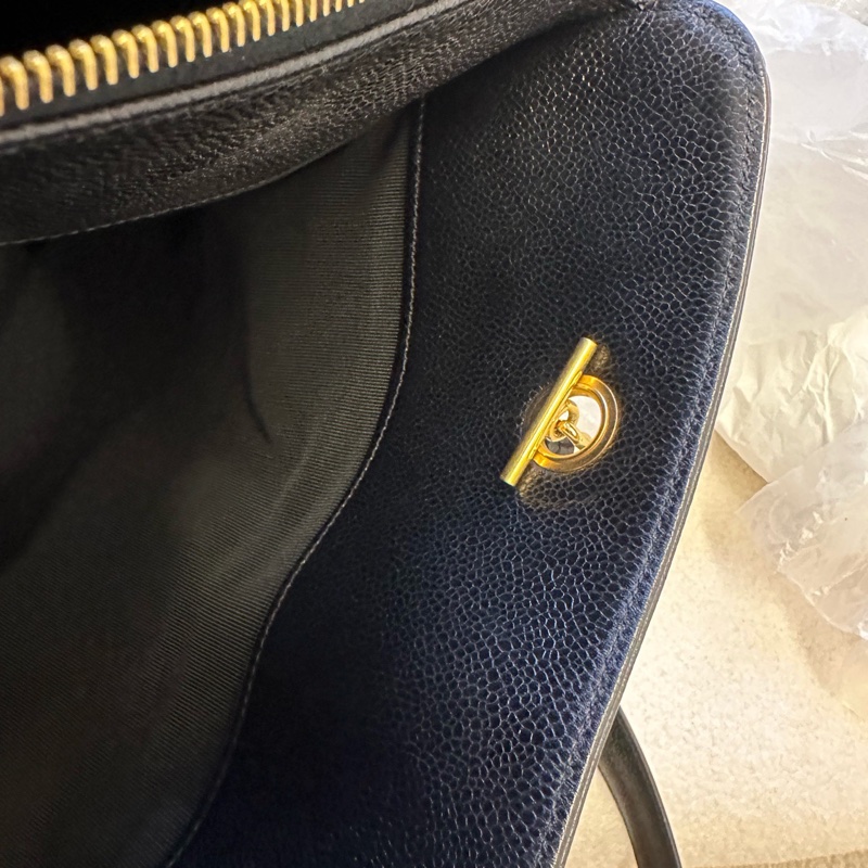 Chanel黑金荔枝紋機場包，經典雙C標誌，金色鏈條設計，容量超大，單肩、手提、斜挎三用自如。黑色牛皮質地柔軟-8