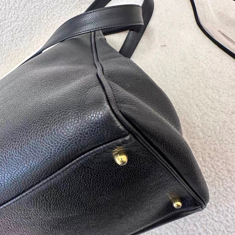 Chanel黑金荔枝紋機場包，經典雙C標誌，金色鏈條設計，容量超大，單肩、手提、斜挎三用自如。黑色牛皮質地柔軟-13