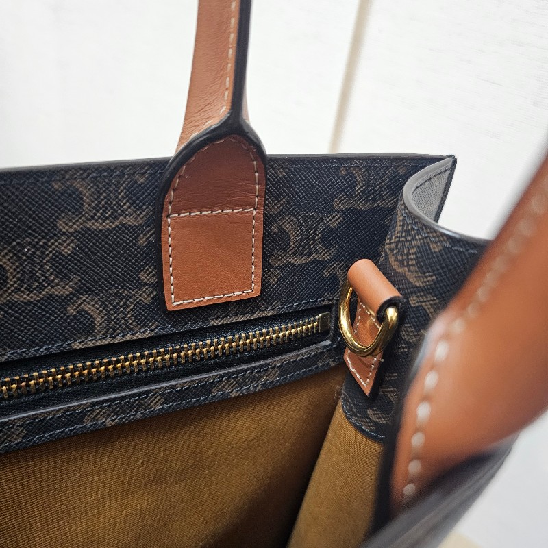 [專櫃價5折入手❣️耐看包款] Celine凱旋門老花手提肩斜背琴譜包-17