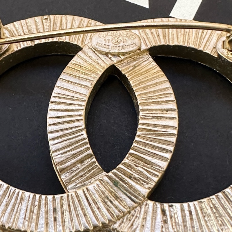 Chanel香奈兒CC珍珠吊墜胸針，經典金色款，珍珠流蘇設計，細節精緻講究。僅-2