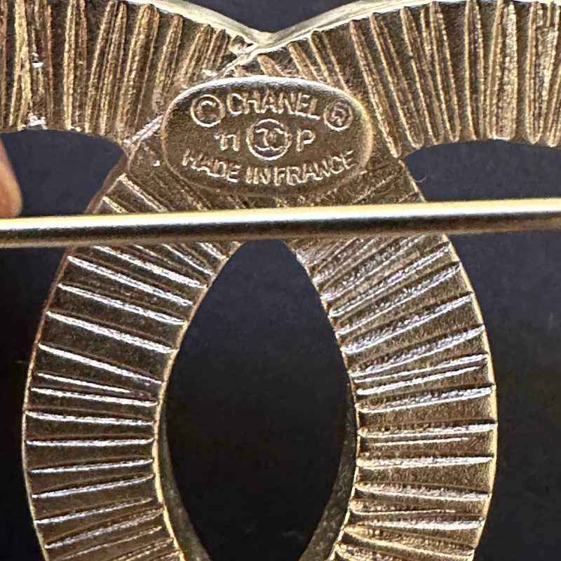 Chanel香奈兒CC珍珠吊墜胸針，經典金色款，珍珠流蘇設計，細節精緻講究。僅-3