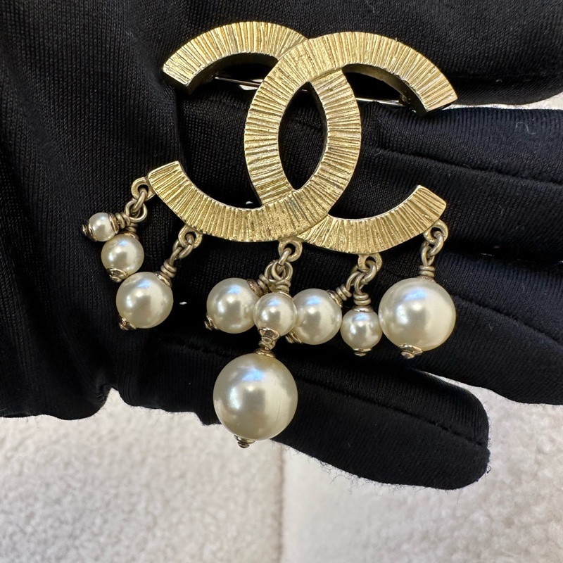 Chanel香奈兒CC珍珠吊墜胸針，經典金色款，珍珠流蘇設計，細節精緻講究。僅-4