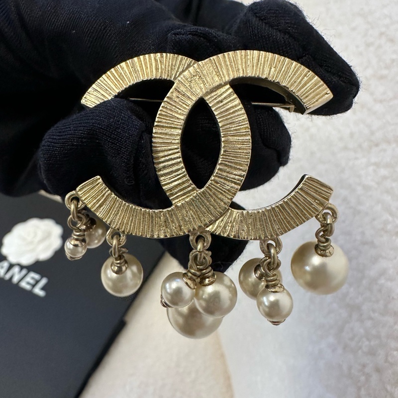 Chanel香奈兒CC珍珠吊墜胸針，經典金色款，珍珠流蘇設計，細節精緻講究。僅-6