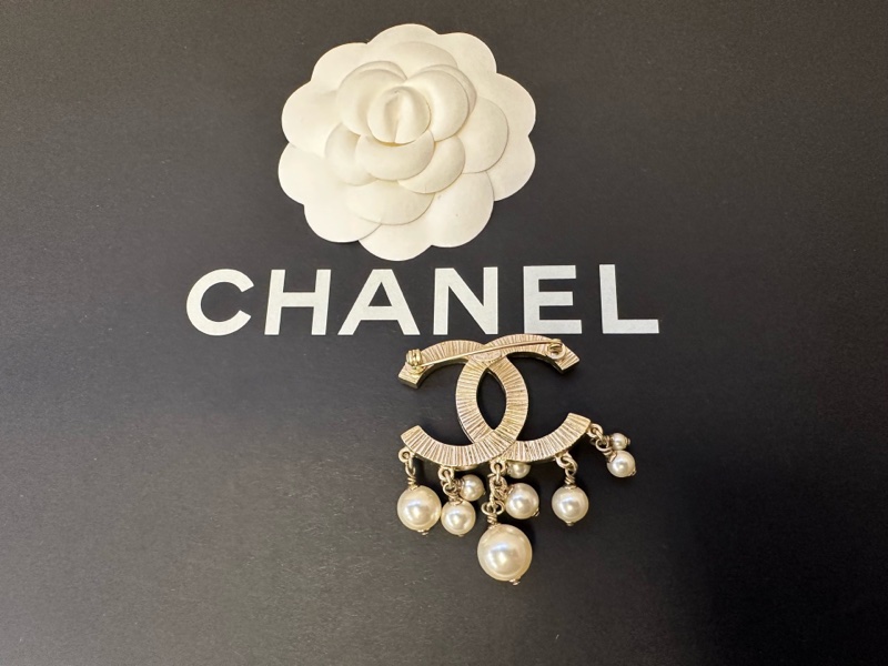 Chanel香奈兒CC珍珠吊墜胸針，經典金色款，珍珠流蘇設計，細節精緻講究。僅-8