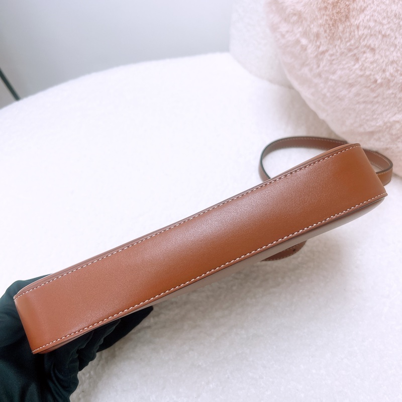 Celine triomphe 全皮凱旋門腋下包/相機包-2