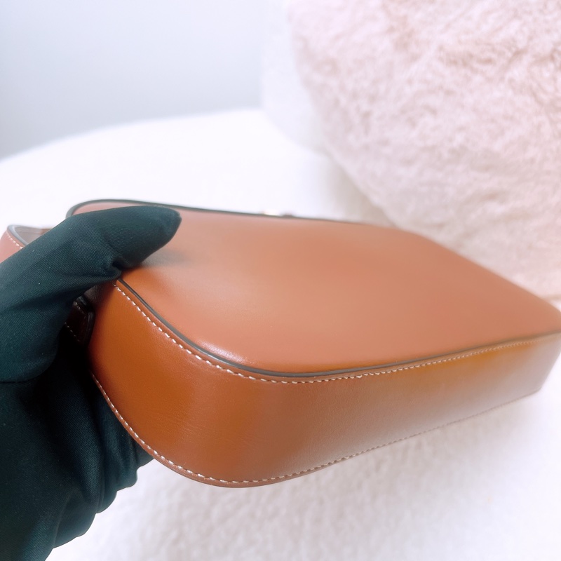 Celine triomphe 全皮凱旋門腋下包/相機包-6