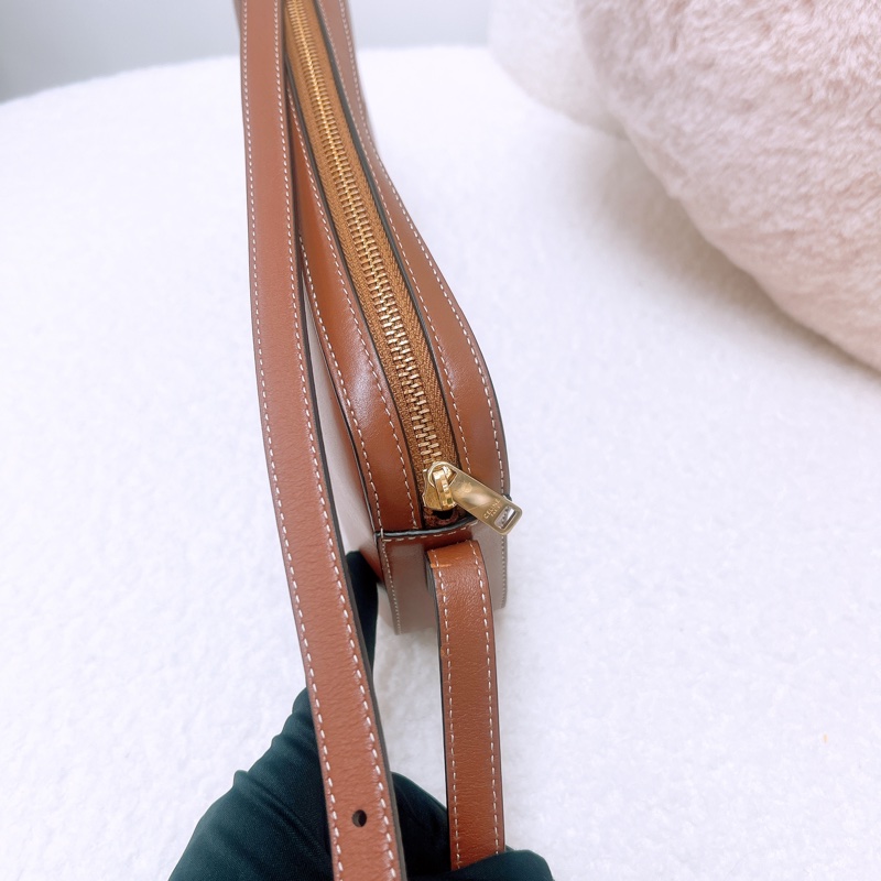 Celine triomphe 全皮凱旋門腋下包/相機包-9