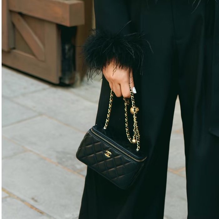 超🔥人氣款😍99新🈶購證😍Chanel黑金菱格紋金球長盒子斜背包單肩包-4