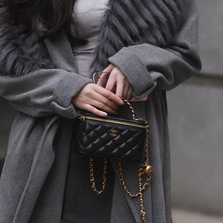 超🔥人氣款😍99新🈶購證😍Chanel黑金菱格紋金球長盒子斜背包單肩包-7