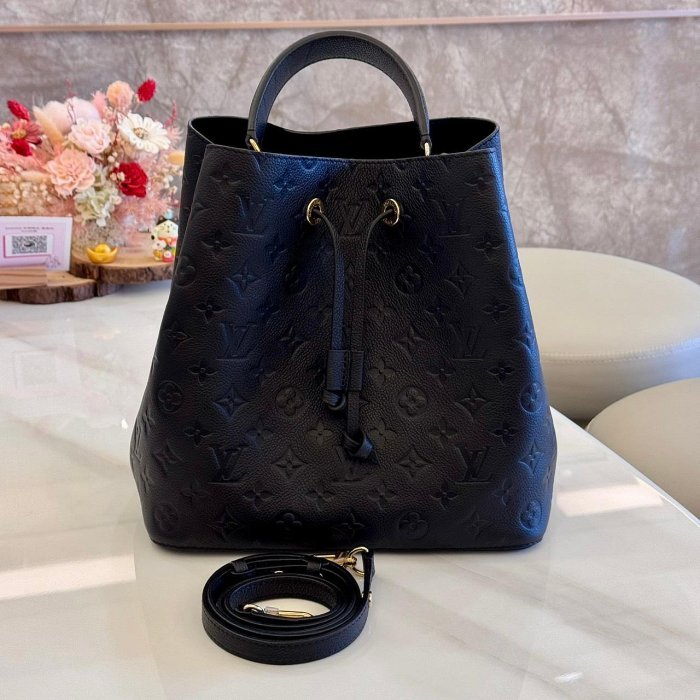 *SHIHNA名牌精品* LV M45256 NéoNoé MM 黑牛皮壓紋水桶包-0
